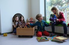Ida und Annie, Ole und Nele (v.l.) gefällt es in den neuen Räumen ihrer Kita. Besonders beliebt: die kleinen Durchgänge in den Wänden und das große Winkefenster.