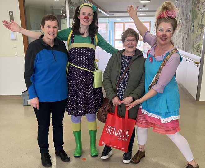 Sabine Grawunde (2.v.r.) und Trixi Kaiser-Klopfleisch (l.) von der Spremberger FreiwilligenAgentur haben kürzlich die Akteurinnen der Clown-Sprechstunde in der Medizinischen Universität Lausitz – Carl Thiem in Cottbus getroffen.