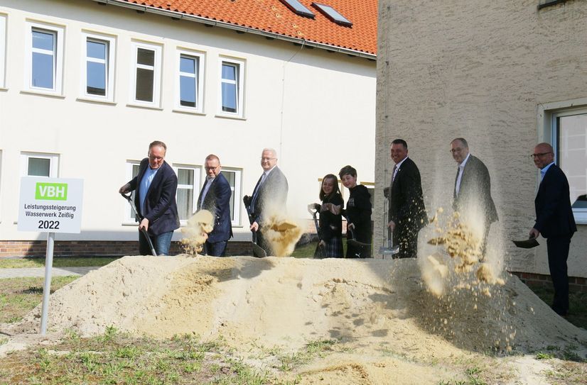 Im Frühjahr 2022 wurde der offizielle Spatenstich für die Erweiterung des Wasserwerks Zeißig vollzogen. Jetzt können hier bis zu 11.500 Kubikmeter Trinkwasser bereitgestellt werden.