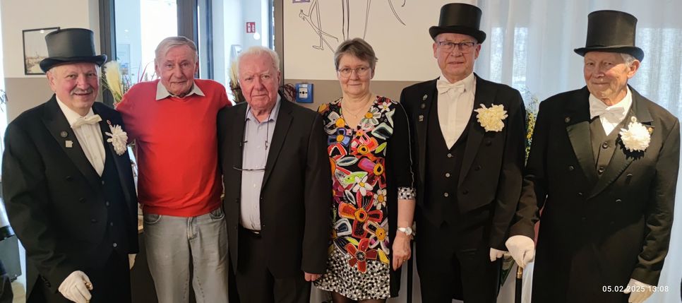 Jubilar Jürgen Flöter (3.v.l.) zu seinem 80. mit seiner Frau, den Finsterwalder Sängern und dem doppelten Silbermedaillengewinner der Olympischen Spiele 1960 in Rom, Hans Grodotzki.
