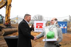 Ottendorf-Okrillas Bürgermeister Rico Pfeiffer (l.) dankt dem Vorstand der Volksbank Raiffeisenbank Meißen Großenhain, Claus-Michael Zwiebel, mit einem Bauhelm für die Initiative als Bauherr.