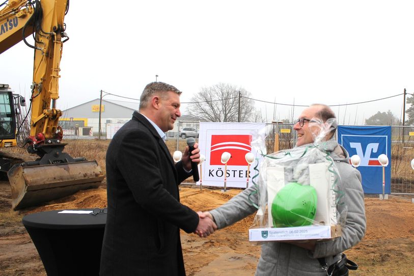 Ottendorf-Okrillas Bürgermeister Rico Pfeiffer (l.) dankt dem Vorstand der Volksbank Raiffeisenbank Meißen Großenhain, Claus-Michael Zwiebel, mit einem Bauhelm für die Initiative als Bauherr.