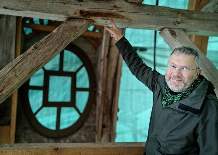 Kai-Uwe Beger im »Back-Thurm«, der so harmonisch wie der vordere werden soll. Dafür muss allerdings der Dachstuhl grundlegend aufgearbeitet werden.