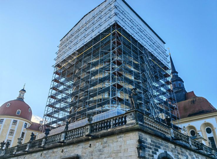 Das Bauzeiten-Dach um den Turm ist schon für sich imposant. »Es nimmt den Druck aus der Baustelle«, so Beger. 16.000 Bieberschwanzziegel kommen auf das neue Kuppeldach.