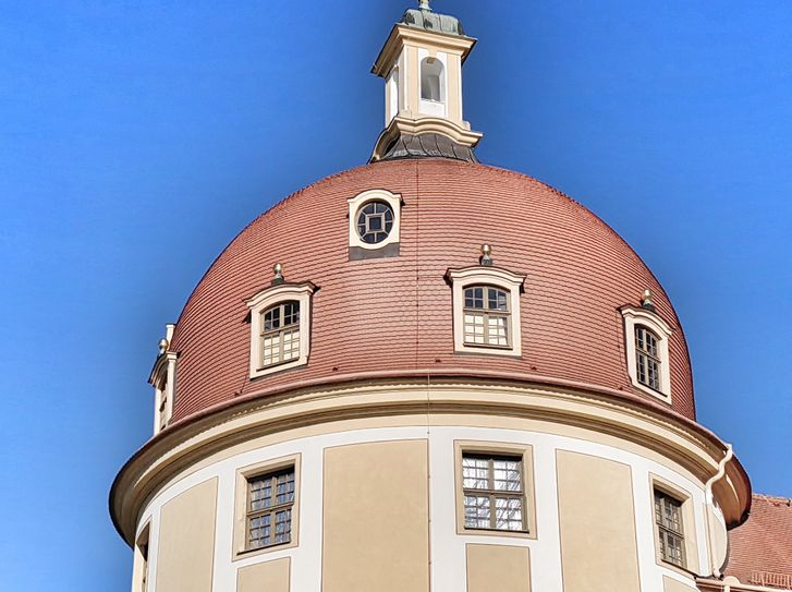 So wie die beiden vorderen Türme am Haupteingang sollen die anderen beiden Türme wieder perfekt rund werden - ein Umbau, der noch andere Fragen aufwarf.