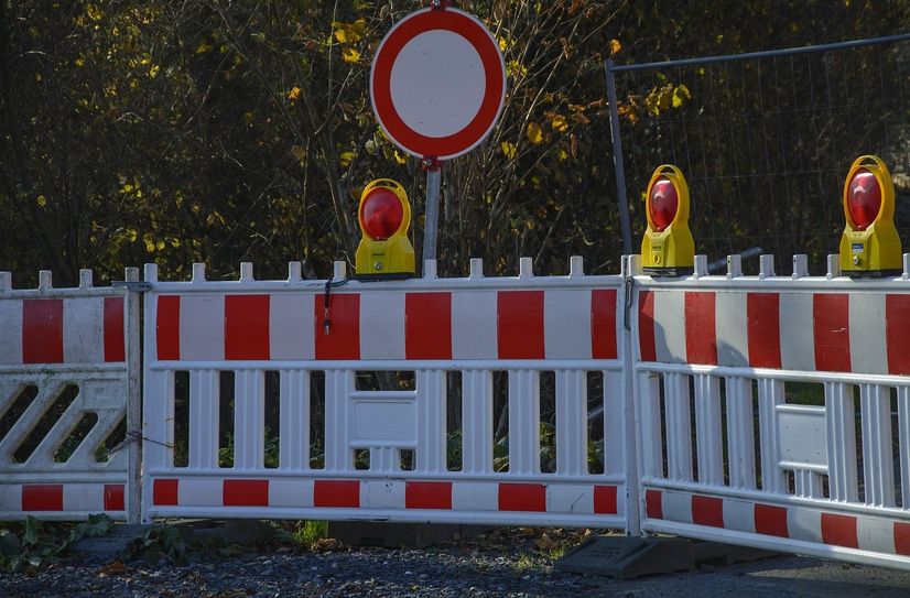 Es wird empfohlen, längere Fahrt- und Wartezeiten einzuplanen.