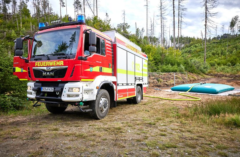 Die Feuerwehr Sebnitz hat die Befüllung der mobilen Löschwasserzisterne unterstützt.