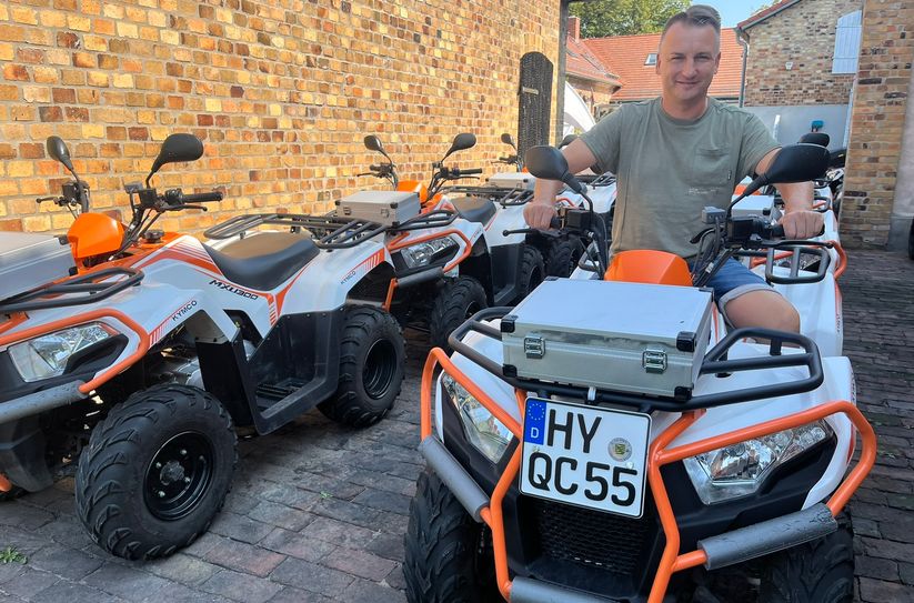 Ab sofort kann es weitergehen. Dank der nagelneuen Vollautomatik-Quads entdecken auch immer mehr Frauen den Spaß an den Touren durch das Seenland, freut sich Andreas Ittmann vom Quadcenter in Klein Partwitz.