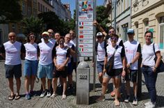 die gesamte Delegation an der Städtepartnerschafts-Stele