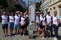 die gesamte Delegation an der Städtepartnerschafts-Stele