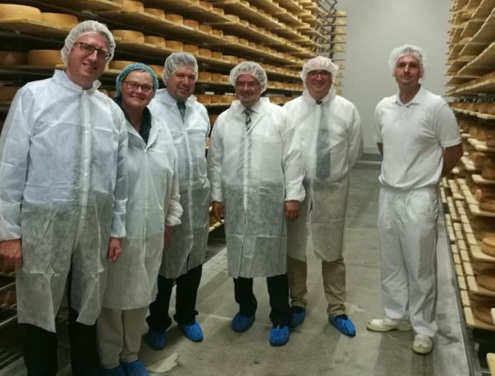 Der Besuch im Reifelager der Bio-Molkerei (v.l.n.r.): Geschäftsführer Peter Knopp, Landtagsabgeordnete Sylvia Lehmann, Geschäftsführer Marco Schmidt, Minister Jörg Vogelsänger sowie Geschäftsführer Klaus Frericks und Betriebsleiter Lars Helling. Foto: Gläserne Molkerei GmbH