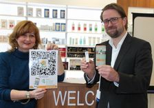 Kathleen Parma und Jörg Meißner stellten kürzlich ihre App »pass4all« vor. Die digitale Lösung könnte viel Papier und Zeit sparen. Foto: Pönisch
