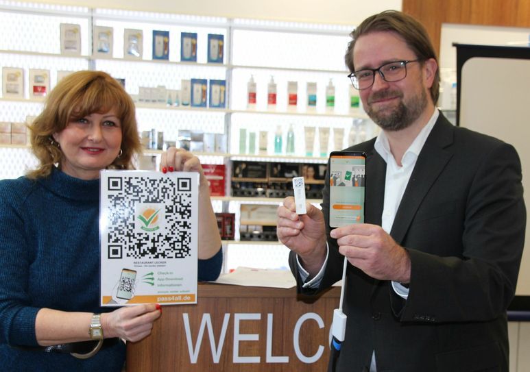 Kathleen Parma und Jörg Meißner stellten kürzlich ihre App »pass4all« vor. Die digitale Lösung könnte viel Papier und Zeit sparen. Foto: Pönisch