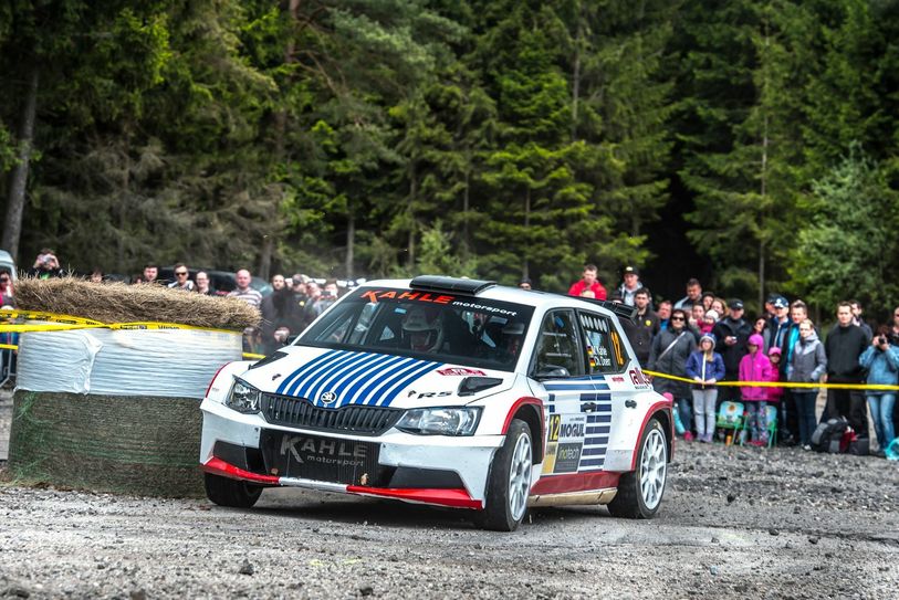 Der siebenmalige Deutsche Rallye-Meister Kahle ist für Skoda Auto Deutschland bei vielen Events als Markenbotschafter im legendären 130 RS unterwegs – daran erinnert auch die Beklebung seines Fabia R5. Foto: ŠKODA AUTO Deutschland GmbH