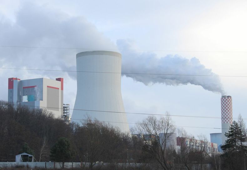 Der polnische Konzern PGE, der den Tagebau und das Kraftwerk Turów betreibt, kritisiert die Entscheidung des EuGH und will den Abbau nicht stoppen. Foto: T. Keil