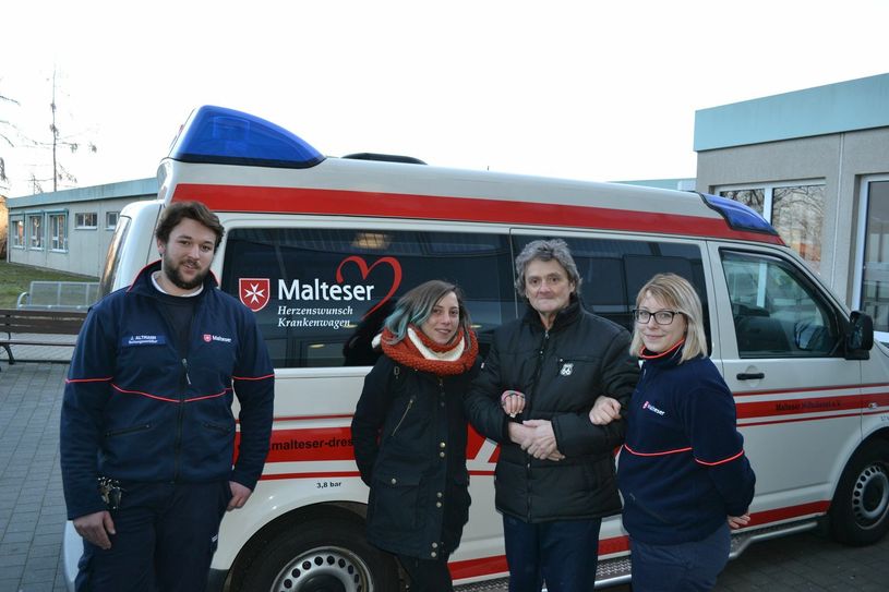Der schwerstkranke Herr C. lebt in der Region Riesa. Der letzte Wunsch des gebürtigen Ungarn war eine Reise in sein Dorf. Vor kurzem konnte er sich mit dem Herzenswünsche-Auto der Malteser antreten. Foto: Malteser Dresden