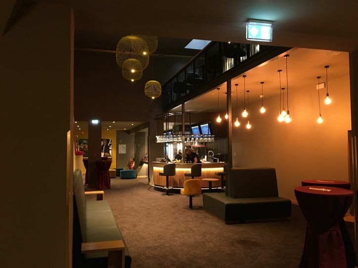 Im Foyer gibt es jetzt auch eine Cocktailbar. Foto: Keil