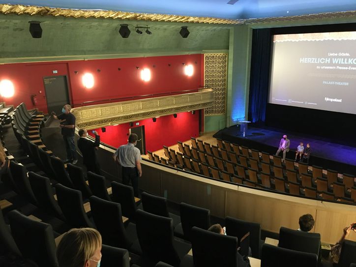 Vor der Leinwand gibt es jetzt eine Bühne. Damit kann der Saal nicht nur für Filmvorführungen genutzt werden. Foto: Keil