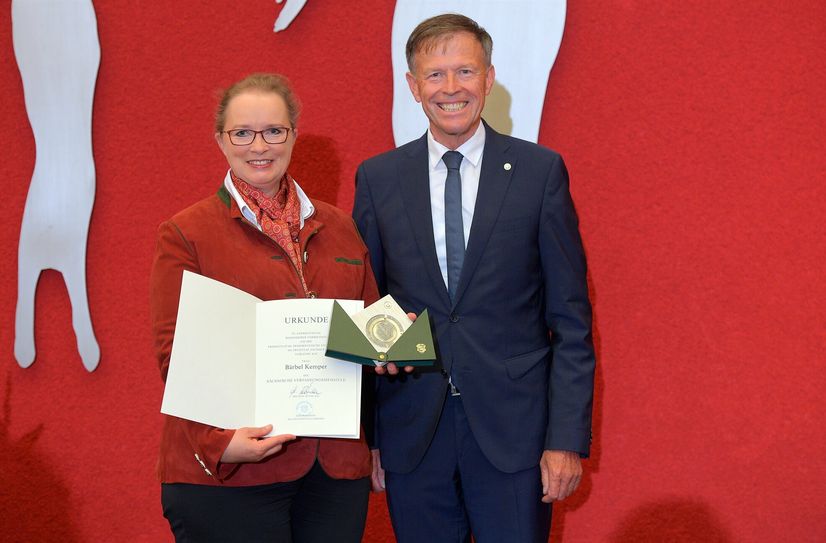 Bärbel Kemper (li.) erhält die Medaille von Landtagspräsident Dr. Matthias Rößler.