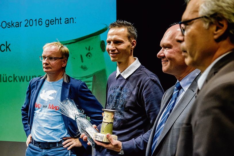 Preisträger Olaf Kossack (rechts) und Kabarettist Uwe Steimle, der die Preise überrecihte. Foto: Kinderarche Sachsen