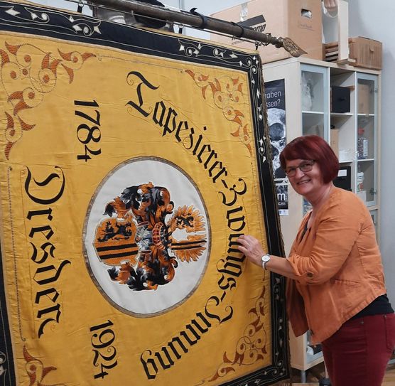 Diplomrestauratorin Birgit Seeländer hat die historische Innungsfahne wieder aufgearbeitet. Fotos (3) Pönisch
