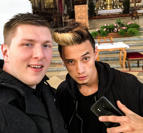 Jonny (li.) im Kloster. Ob er durchhält, wird am Donnerstag bei kabel eins zu sehen.