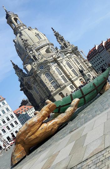 Glas-Arche – Eine Installation aus Holz und Glas. Foto: Pönisch