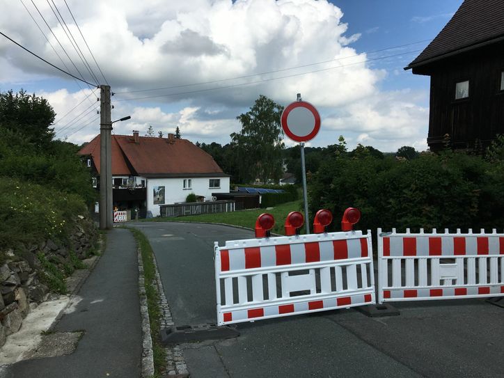 2020 musste die Straße nach einer Unterspülung gesperrte werden. Das Problem wurde behoben. Doch im Frühjahr trat das gleiche Problem an einer anderen Stelle auf, die Straße ist seitdem wieder gesperrt. Foto: T. Keil