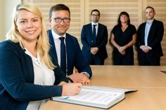 Diana Richter (GF Asklepios ASB Klinik Radeberg) und Prof. Dr. rer. pol. Christoph Scholz (Rektor FHD) unterzeichnen den Kooperationsvertrag. Im Hintergrund Michael Loch (Pflegedirektor Asklepios Sächsische Schweiz Klinik Sebnitz und erster entsandter Student), Susanne Graudenz (Regionalpflegedirektorin) sowie Prof. Dr. Marcel Köhler (Professur für Pflege und Gesundheit an der FHD) (v.l.). Foto: Asklepios Kliniken GmbH, Steffen Unger
