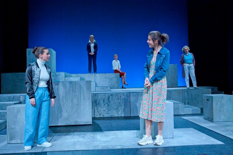 Das Theaterstück "Frauensache", das auschließlich mit Schauspielerinnen besetzt ist, feiert am 28. Oktober um 19:30 Uhr im großen Haus Premiere.