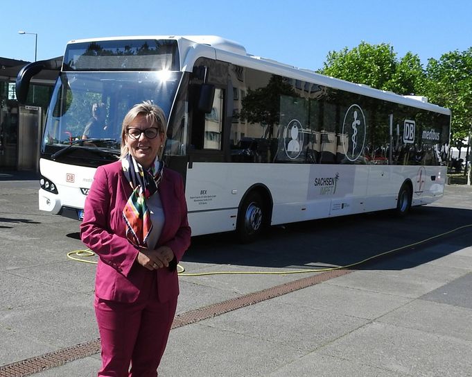 Sozialministerin Barbara Klepsch vor dem neuen Medibus, der aktuell noch als Impfbus durch Sachsen rollt. Ab 2020 könnte der Bus als "Hausarzt auf Rädern" unterwegs sein.