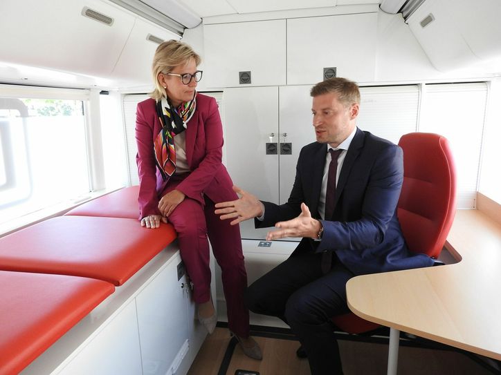 Die Ministerin lässt sich die mögliche Ausstattung des Medibusses erklären, bei dem vom EKG-Gerät bis zur Telemedizin alles möglich ist. Fotos: Pönisch