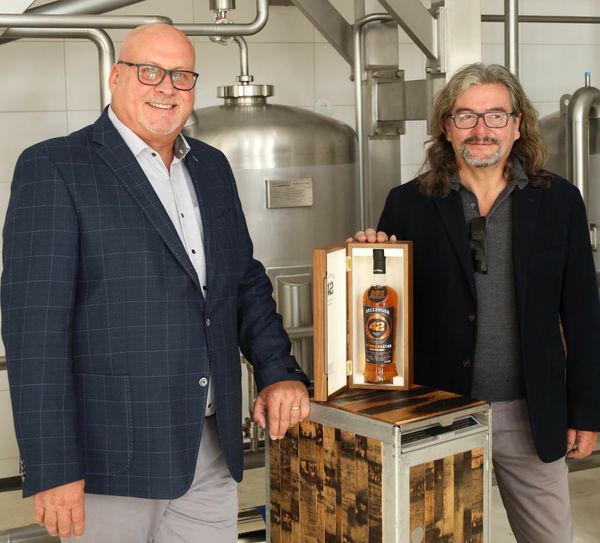 Die Marke "Hellinger 42" und die Dresdner Whisky Manufaktur wurden gegründet von Thomas Michalski und Frank Leichsenring (v.l.)