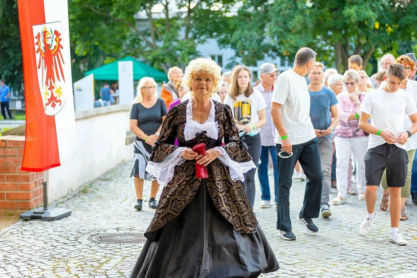 Die Kammerzofe Annette freut sich wieder auf Besucher.