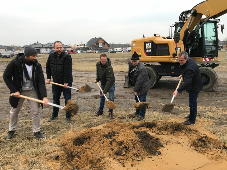 Erster Spatenstich für das Dorfgemeinschaftshaus Mühlrose am neuen Standort in Schleife: Johannes Pätzold, Martin Klausch, Sten Kowalick, Detlef Rölke und Jörg Funda (v.l.n.r.). Foto: LEAG