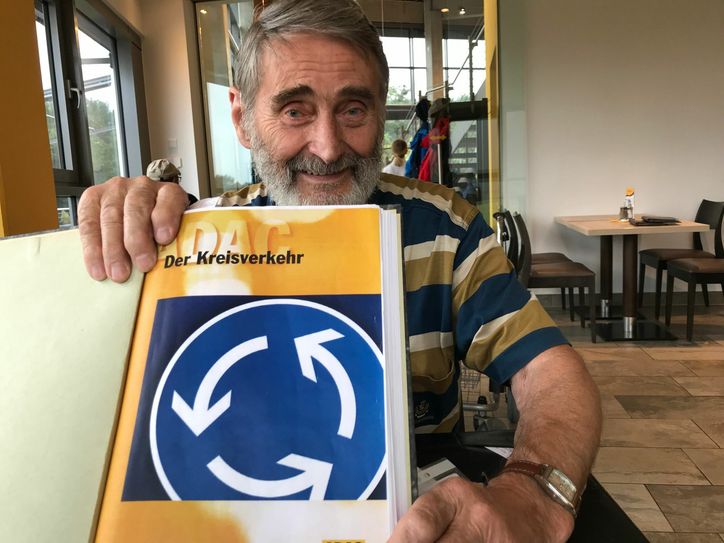 Gibt nicht auf: Gottfried Gäbel (78) aus Königstein kämpft für den Kreisverkehr.  Foto: Schramm