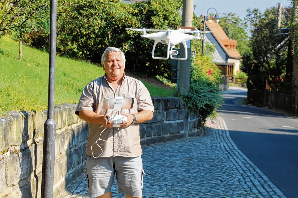 Hans-Wolf Ulrich mit der Drohne, die ihm 4K-Aufnahmen aus luftiger Höhe ermöglicht.     Foto: Keil