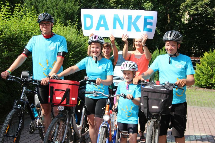 Ab Elster/Wittenberg wurden Philipp Zeiler und Linda Quellmalz (re., 2.v.li) von Julian Mildner (li.) begleitet, die letzten 60 Kilometer radelte Lindas kleine Schwester Sophia (9) mit. Foto: Pönisch