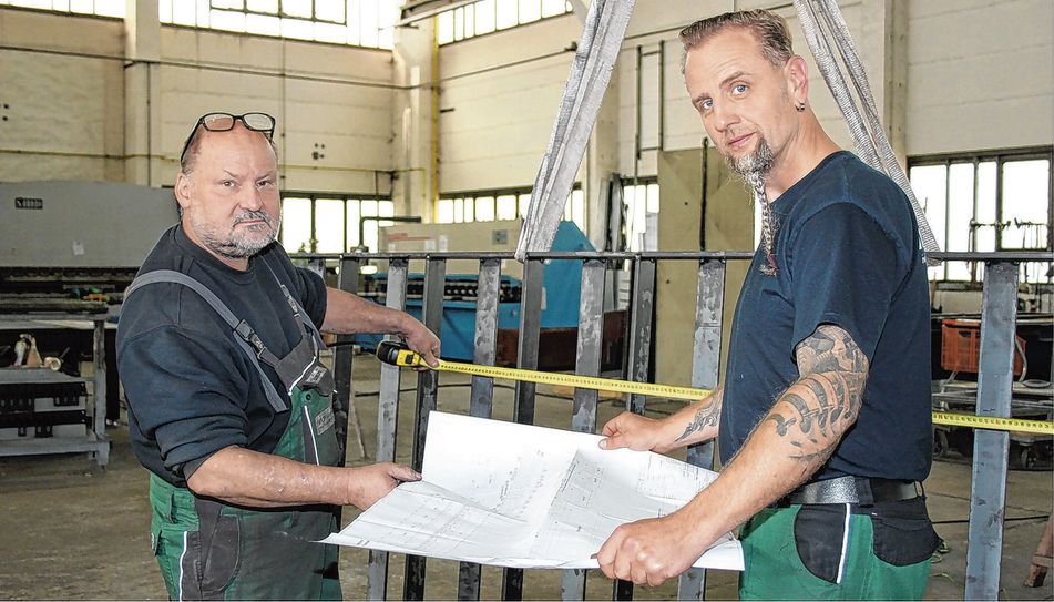 Ein Fimenchef, den auch sein Geselle Torsten Harzmann mehr im »Blaumann« als mit Schlips und Kragen begegnet. Seit November 2018 ist Gunnar Babenz alleiniger Geschäftsführer der IWUP (v.l.). Foto: wit