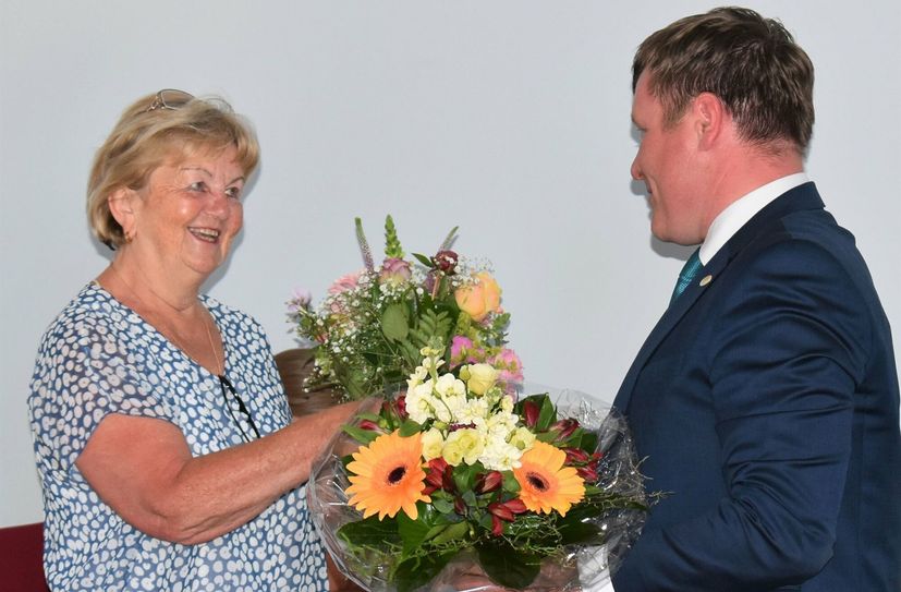 Kämmerin Elke Opitz wird bei ihrer letzten Stadtratssitzung vom Oberbürgermeister Dr. Sven Mißbach mit Blumen verabschiedet.
