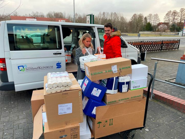 Mit medizinischem Verbrauchsmaterial unterstützte das Lausitzer Seenland Klinikum einen Spendentransport, der am Samstag von Bernsdorf aus in die Ukraine startete.