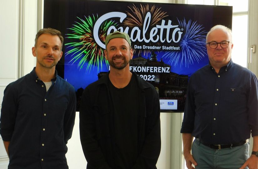 Der künstlerische Leiter des Stadtfestes, Stefan Kästner, und Geschäftsführer Frank Schröder mit Überraschungsgast Joel Brandenstein zur Programm-Präsentation.