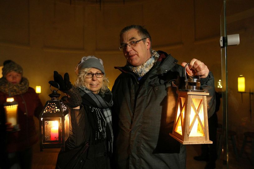 Heilpraktiker und Physiotherapeut Heiner Kramm (r.) holt das Friedenslicht am Sonntagnachmittag aus der Katholischen Dresdner Hofkirche in die Sächsische Schweiz.  Foto: D. Förster