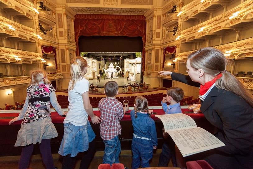 Welche Geräusche gibt es in einem Opernhaus? Die Führung »Mit allen Sinnen«  ist für Kinder ab Fünf geeignet. Copyright: Avantgarde