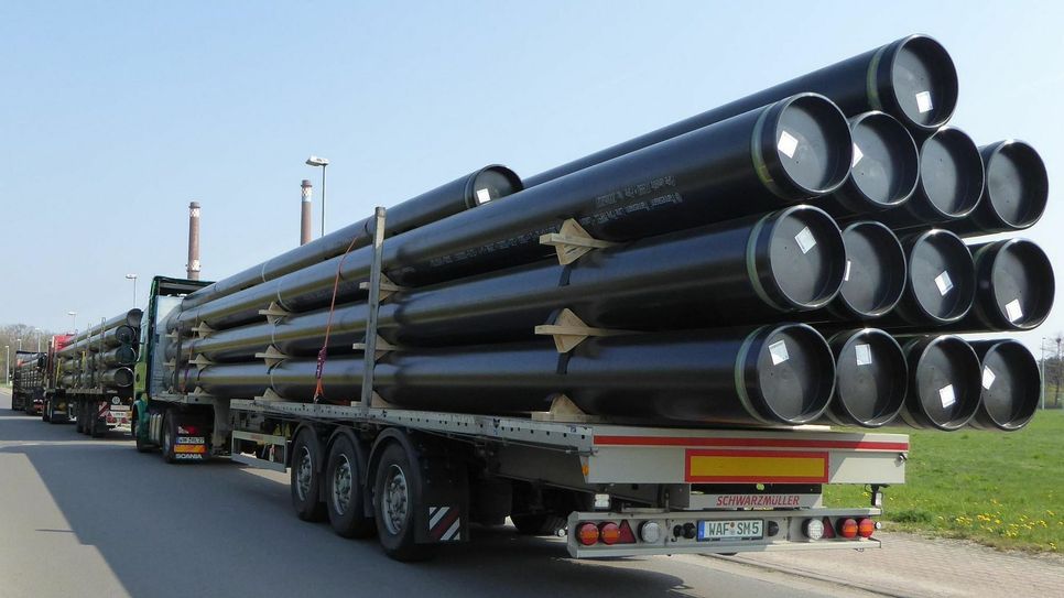 Der Fernleitungsnetzbetreiber ONTRAS Gastransport GmbH Leipzig erneuert bis 2021 die Ferngasleitung bei Strehla. Jetzt wurden 600 Rohre zu den Rohrlagerplätzen in Zeithain und Forberge geliefert. Foto: ONTRAS
