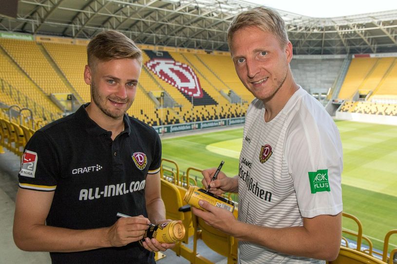 Signieren der Feldschlößchen-Dynamo-Editionsdosen