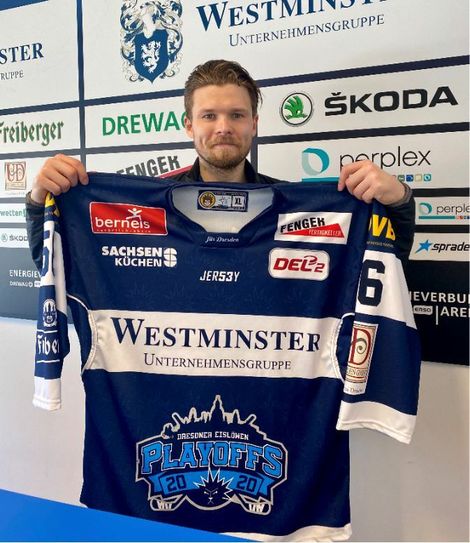 Goalie Riku Helenius mit dem Sondertrikot. Foto: Dresdner Eislöwen