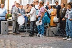 OB Waldemar Kleinschmidt und Stadtpräsident Roman Doganowski starten 1992 mit einem Paukenschlag den ersten Staffellauf, Foto: Stadt Cottbus