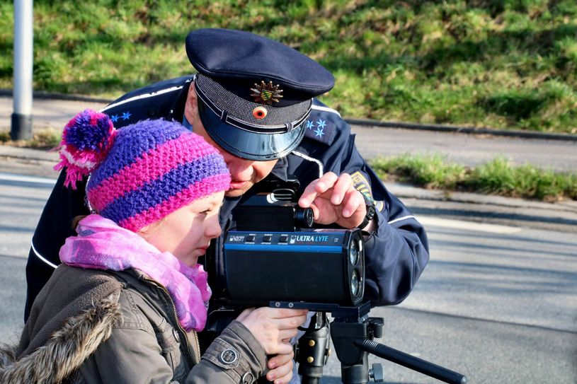 Polizeihauptmeister Jens Pippert, Bürgerpolizist der Stadt Radeberg, erklärt einer Schülerin die Lasermesspistole.