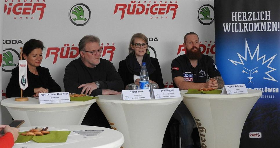 Saisonauftakt-Pressekonferenz im Skoda Autohaus Rüdiger in Dresden. Gesprächspartner v.l. Prof. Thea Koch, Direktorin der Klinik für Anästhesiologie und Intensivmedizin des Dresdner Uniklinikums, Eislöwen-Cheftrainer Franz Steer, Pressesprecherin Eva Wagner, Eislöwe Thomas Pielmeier. Foto: Zuchold